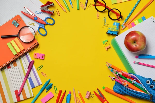 Conceito colorido de volta à escola - material de escritório e estudante em fundo amarelo. Espaço para texto . — Fotografia de Stock