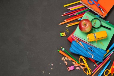 Geri Okul kavramı - siyah tebeşir arka plan üzerinde ofis ve öğrenci malzemeleri. Metin için alan.