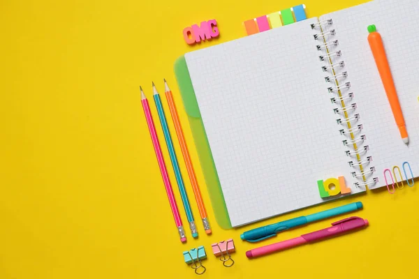 다채로운 다시 학교 개념 - 노란색 분필에 사무실과 학생 용품오픈 복사 책. 텍스트를 위한 공간. — 스톡 사진