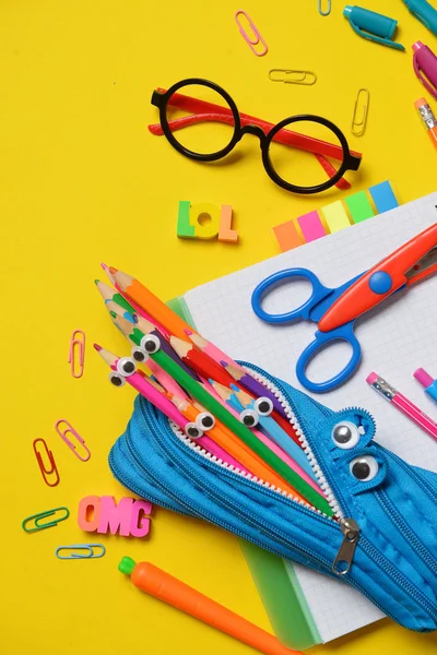 Renkli Back to School konsepti - sarı arka planda ofis ve öğrenci malzemeleri. Metin için alan. — Stok fotoğraf