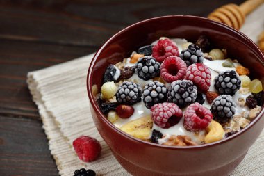 Granola yougurt, fındık, ahşap kahverengi arka plan üzerinde taze çilek ile