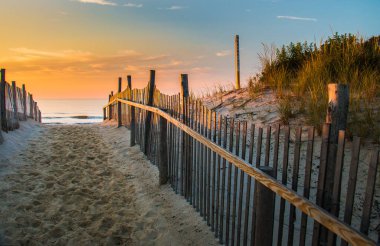 Beach Haven, New Jersey 'deki Marine Caddesi' nde Atlantik kıyısında gün doğumu parlıyor.