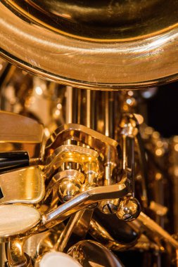 Parlak bir saksafonun mekanik çalışmalarının empresyonist kompozisyonu