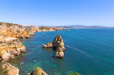 Su sporu aktivitelerine turkuaz deniz sularında Lagos, Portekiz panoramik görünüm. Kayalıklarla ve Ponta de Piedade Algarve Bölgesi yakınındaki Atlantik plajları muhteşem manzaralar, şaşırtıcı mağarasını ve mağaralar keşfetmek için sunmaktadır.