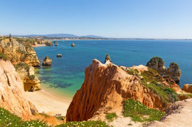 Muhteşem manzarası ve Portekiz Algarve sahil şeridi üzerinde tenha küçük plajlar. Doğal kayalıklarla ve grottos kayaklarının ve tekneler ulaşılabilir.