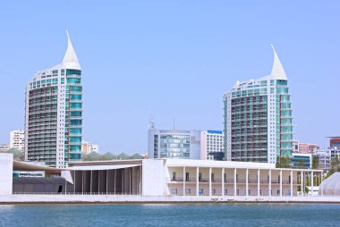 Lizbon şehir manzarası ile yelken rooftops gibi iki modern daire kuleli. Waterfront Lizbon, Portekiz ile şehir mahalle.