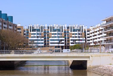 Apartman kompleksi Lizbon, Portekiz. Modern apartmanlar ile Lizbon mahallede erken bahar.