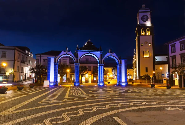 Ponta Delgada Grindar Och Saint Sabastian Kyrka Med Klocktornet Natten — Stockfoto