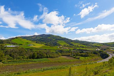 Güzel manzara Sao Miguel Island Azores, Portekiz. Manzaralar, mera ve ormanlar mavi gökyüzü altında en büyük volkanik adanın süpürme ile hills.