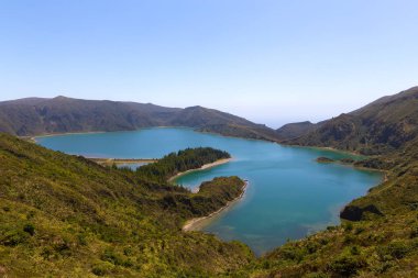 Lagoa Sao Miguel Island Azores, Portekiz bulutsuz bir günde Fogo (Lake of Fire) yapmak. Krater Gölü ile volkanik adanın dağlık manzara.