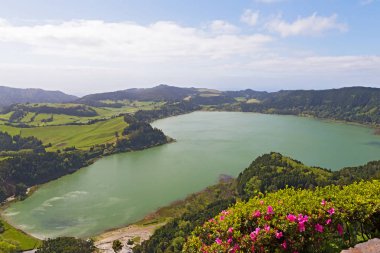 Panoramik göl (Lagoa) das Furnas, Sao Miguel Island Azores, Portekiz volkanik krater gölü. Pico bakış açısından gölde havadan görünümü yapmak Ferro.