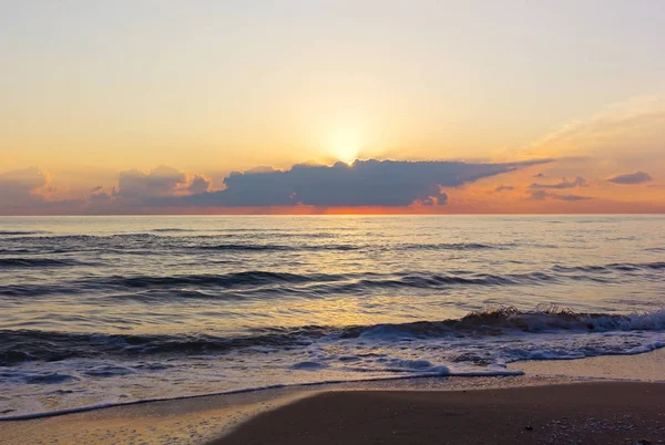 太阳在西班牙巴伦西亚地区的地中海上空升起 多云的日出 橙色的色调在平静的海面上 — 图库照片