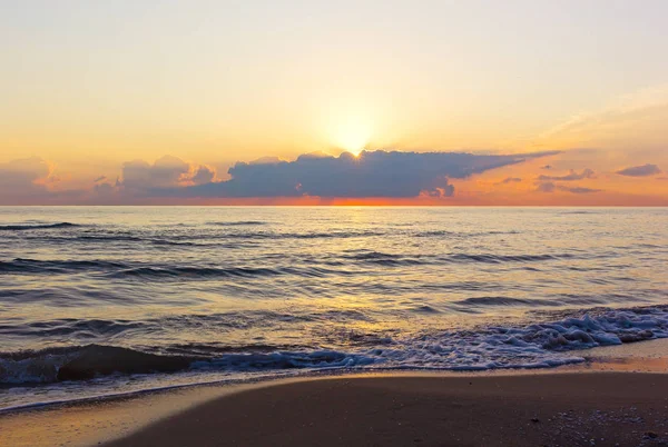 太阳在地中海上空黎明时分出现在云层之上 在空旷的沙滩上多云的日出 — 图库照片