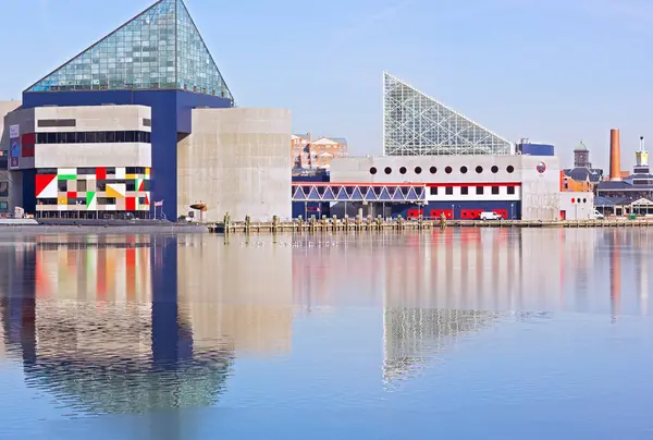 ボルチモア アメリカ合衆国 2014 国立水族館 インナーハーバー 2014 日アメリカ ボルティモア市の上で歴史的な海底 Torsk 港水の反射とボルチモア港のランドマーク — ストック写真