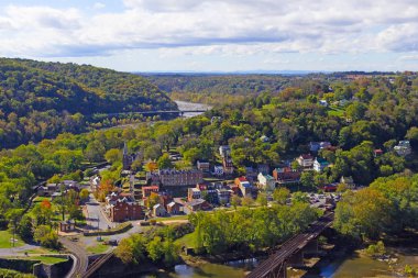 Harpers Ferry tarihi kent merkezine ve park, Batı Virginia, ABD hava bir görünüm. Potomac ve Shenandoah nehirleri ile erken sonbahar manzara. 
