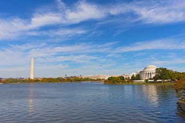 Thomas Jefferson Anıtı ve Washington Anıtı ile sonbaharda Washington Dc panorama. Deprem Havzası peyzaj yüksek bulutlu gökyüzü altında Güz.