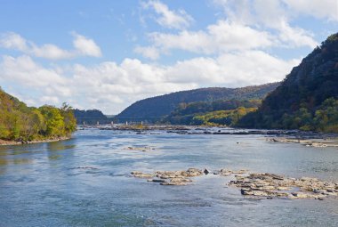 Harpers Ferry, Batı Virginia, ABD Shenandoah Nehri üzerinde köprü. Harpers Ferry Milli Tarih Parkı sonbaharda Blue Ridge Dağı.