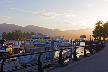 Gündoğumu Vancouver Bc, Kanada limanda kömür Limanı boyunca geniş bir geçit. Liman, yatay, damarları ve dağ sırtlar ufukta.