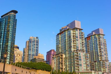 Şehir manzarası Vancouver Bc, Kanada kömür Limanı waterfront mahallede. Vancouver şehir gökdelenler gündoğumu yaz aylarında.