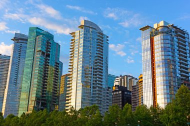 Vancouver şehir merkezindeki panorama adlı gündoğumu yaz aylarında. Modern binalar mimari yakınındaki liman waterfront Vancouver Bc, Kanada.