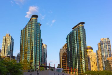 Vancouver şehir gökdelenler, yaz aylarında gündoğumu. Kömür Limanı waterfront modern binalar.