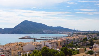 İspanyol şehir denizde. Costa Blanca, İspanya üzerinde defne Akdeniz geleneksel evleri.