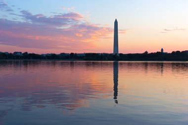 Sıcak bir yaz günü sunrise, Washington Dc cityscape. Deprem Havzası Washington Anıtı ile cityscape manzara panoramik.