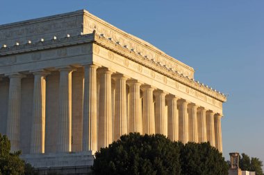 Sabah erken güneş tarafından aydınlatılmış Lincoln Memorial sütunlar. Etkileyici tarihi anıt binayı güneş ışığında banyo.
