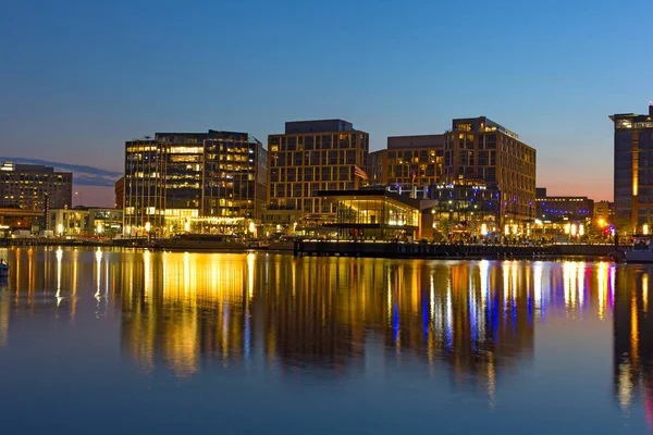 Wharf bize of capital adlı gündoğumu. Wharf, Washington Dc waterfront ve Potomac Nehri içinde renkli onun yansıması ile.