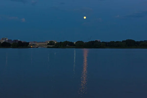 보름달과 포토맥 워싱턴 메트로 지역의 파노라마 마리나에 중인된 요트와 새벽에 — 스톡 사진