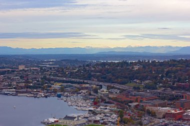 Havadan görünümü Göl Birliği ve banliyö Seattle yakın. Göl Birliği panorama'nde sonbahar günbatımı sırasında.