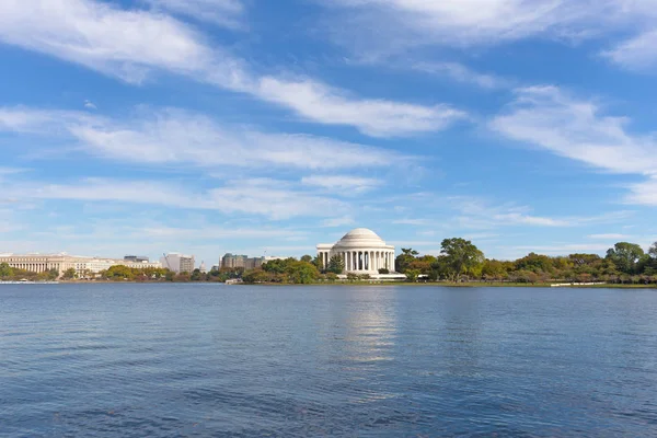 トーマス ジェファーソン記念堂 Tidal Basin 紅葉の木々 に囲まれました アメリカ ワシントン ダウンタウンの Tidal — ストック写真