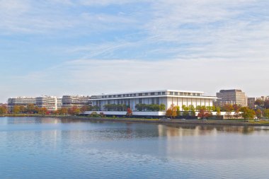 Georgetown waterfront Potomac Nehri'nde John F. Kennedy Merkezi Görünümü'nde sahne sanatları ile Washington Dc Panoraması. Çok açık güneşli sonbahar sabahı nehir sularında yansıması ile kentsel mimari.