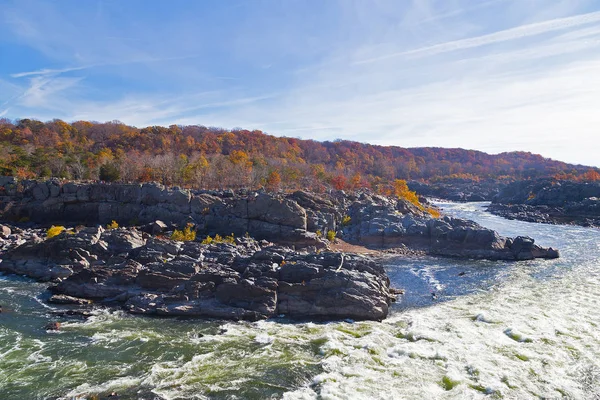 グレート フォールズ州立公園秋 バージニア州 アメリカ合衆国のポトマック川の急流 秋に川でカヤック — ストック写真