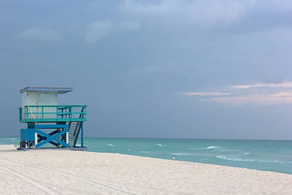 Cabina Salvataggio Sulla Spiaggia Vuota Miami All Alba Nuvolosa Gabbiani — Foto Stock