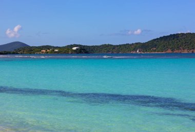 Karayip Denizi'nin masmavi sularına Adası St Thomas, USVI yakınındaki. Tropikal iklim ve kumlu plajları bir kış tatil için ideal bir yer yapmak ada.