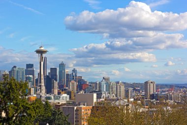 Kentsel Seattle panorama ve kendine özgü yoğun, Rainier Dağı ufukta bulutların üzerinde. Seattle, ABD içindeki bir yükseklik noktadan kentsel silüeti üzerinde doğal görünümü.