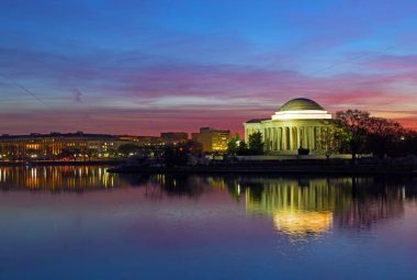 Washington DC, ABD kiraz çiçeği Festivali sırasında Thomas Jefferson Memorial ile şafak deprem Havzası panorama. Gündoğumu renkli yansıma binaların deprem Havzası baraj gölünün sakin su beklentisiyle. 