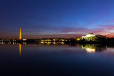 Washington Dc panorama bahar kiraz çiçeği sırasında şafak deprem Havzası çevresinde. Thomas Jefferson Anıtı ve Washington Anıtı ile kentsel manzarası bize sermaye.