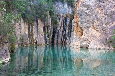 İspanya'nın Valencia bölgesinde güzel bir dağlık Kanyon Doğal kaplıcalar. Temiz su manzara dağlar çevreleyen yansıması ile.