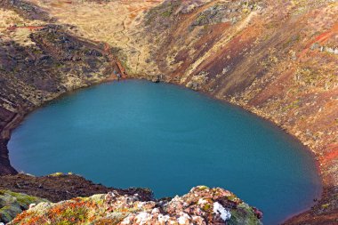 Turistler İzlanda volkanik krater gölü ziyaret edin. South Iceland, Grimsnes altın daire boyunca yer alan göl.