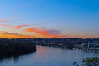 Washington Dc, ABD'deki Georgetown waterfront üzerinde parlak sonbahar günbatımı. Kentsel bize Potomac Nehri boyunca sermaye panorama.