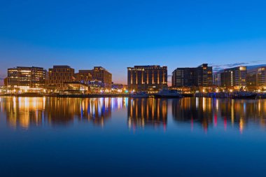 Washington Dc, Amerika Birleşik Devletleri - 28 Temmuz 2018: Sermaye gece Wharf bize. İskele Washington kanalı, Ulusal Mall hemen güneyinde ve batısında yeni geliştirilen Capitol Riverfront yer almaktadır.