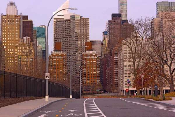 Perspektif New York Abd Içinde Manhattan Gökdelenler Için Bir Yol — Stok fotoğraf