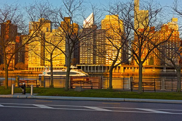 Doğu Nehri Yolu Manhattan Siluetinin Gündoğumu New York Abd Kış — Stok fotoğraf