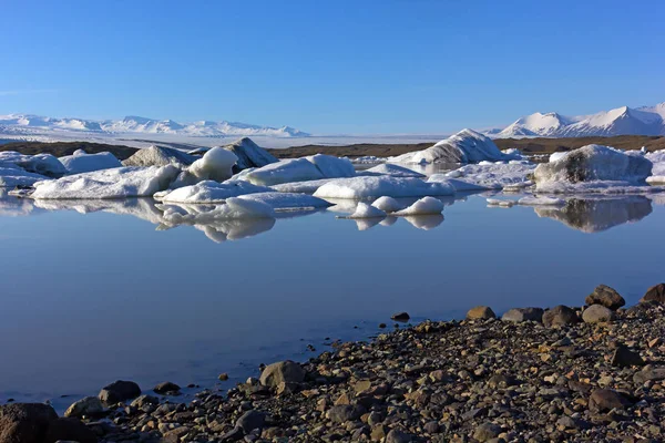 Derretimiento Hielo Con Reflejo Agua Islandia Rocas Volcánicas Negras Costa —  Fotos de Stock