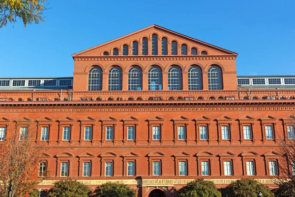 Ulusal Yapı Müzesi kırmızı tuğla yapısını Washington Dc, ABD Açık mavi gökyüzü karşı. Sonbaharda bina müze İtalyan Rönesans mimarisi.