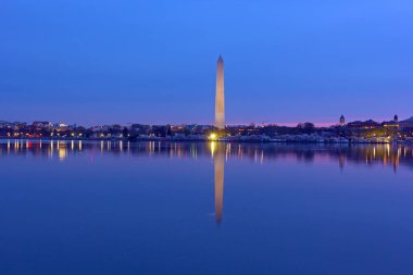 Bize boyunca deprem Havzası rezervuar şafakta kiraz çiçeği sırasında sermaye panorama. Kolay tanınabilir Washington Anıtı su yansıması ile ufuk uzun duruyor. 