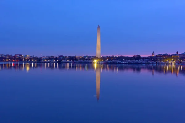 私たち夜明け桜中 Tidal Basin 貯水池に沿って資本のパノラマ 水の反射で簡単認識ワシントン記念塔は地平線上に背の高い — ストック写真