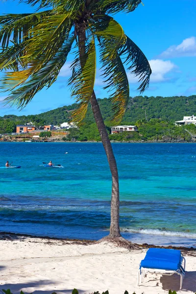 Kajaki Wodach Zatoki Małe Tropikalnej Wyspie Piaszczystych Plaż Pobliżu Piękne — Zdjęcie stockowe